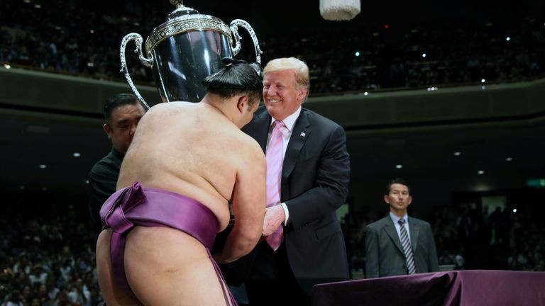 Video: Tổng thống Donald Trump trao cúp cho nhà vô địch sumo Nhật Bản