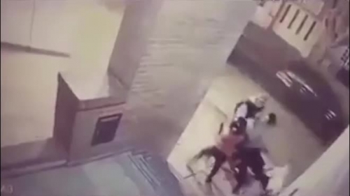 Video: Bé gái 11 tuổi "liên hoàn đấm" vào mặt tên cướp giải cứu mẹ như phim