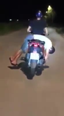 Video: Hưởng ứng "đã uống rượu bia thì không lái xe", nam thanh niên chở bạn say về theo cách bá đạo