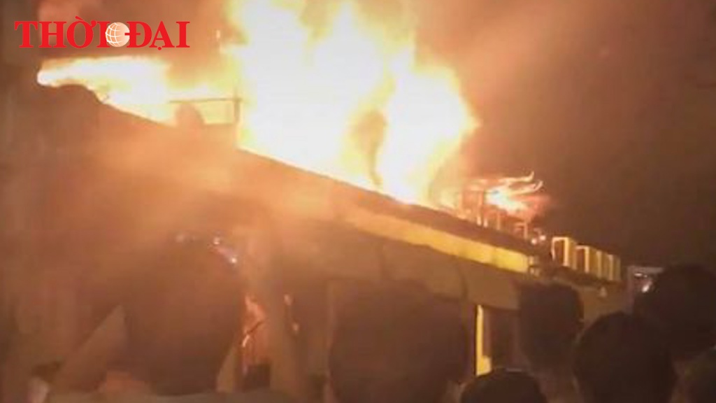 Video: Toàn cảnh, khoảnh khắc quán bia Hải Xồm bốc cháy dữ dội giữa phố Hà Nội