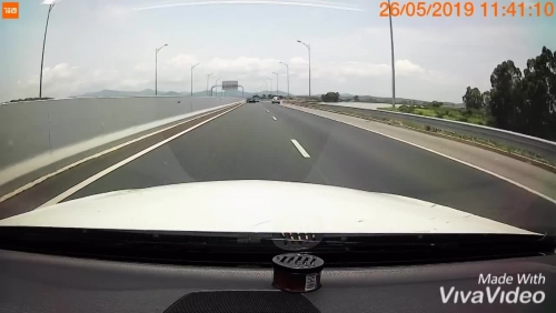 Video: Pha ngược chiều xiên chéo kiểu "giết người" của ô tô trên cao tốc Hải Phòng-Quảng Ninh