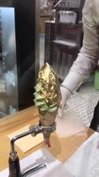 Video: Tận thấy cây kem ốc quế dát vàng ở Hà Nội