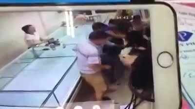 Video: Khoảnh khắc nam thanh niên cướp 3 khay vàng trên phố Hàng Bạc