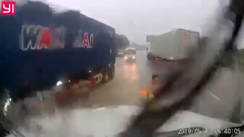 Video: Vặn nhầm tay ga vì vướng áo mưa, người phụ nữ lao thẳng vào đầu container