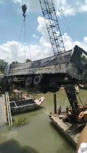 Video: Khoảnh khắc cần cẩu gãy đôi khiến xe tải vụ sập cầu ở Đồng Tháp gặp nạn lần 2