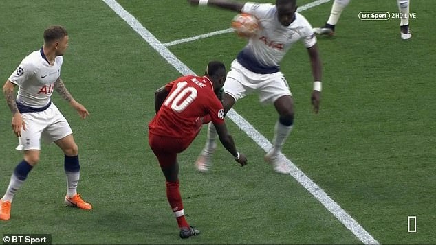 Video: Xem lại quả penalty gây tranh cãi của Liverpool ở chung kết Champions League