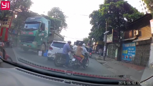Video: Người đàn ông nằm thở dưới bánh xe tải sau cú tạt đầu để sang đường