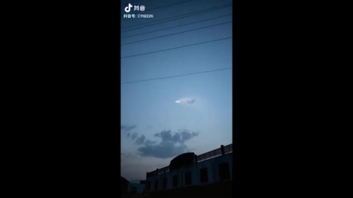Video: Tên lửa tàu ngầm xuyên lục địa của Trung Quốc "xé toạc" bầu trời