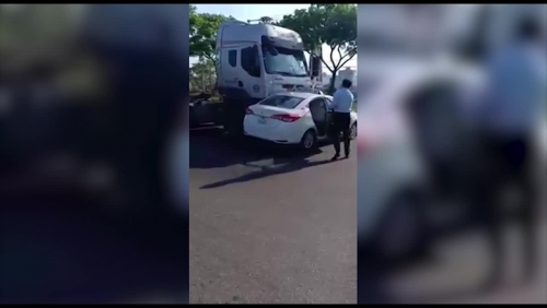 Video: Container đâm rê taxi trên đường, tài xế và khách phi thân ra ngoài