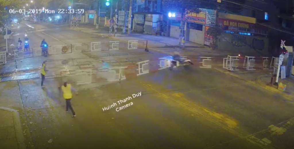 Video: Thanh niên phóng như tên lửa đâm vỡ barie, thoát chết thần kỳ trước mũi tàu hoả
