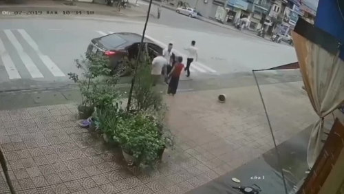 Video: Bốn kẻ xăm trổ bị bà già đuổi đánh phải lên ô tô tháo chạy