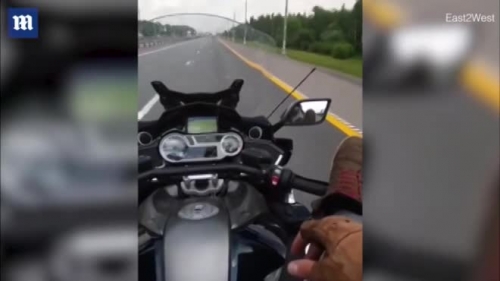 Video: Lái xe bằng chân với tốc độ 130km/h, tay quay video, người đàn ông chết thảm