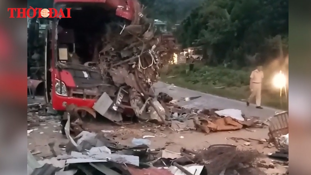 Video: Toàn cảnh và khoảnh khắc xe khách đấu đầu xe tải khiến hàng chục người thương vong ở Hòa Bình