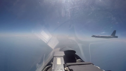 Video:  B-52H của Mỹ bị Su-27 "đánh chặn" gần biên giới  Nga