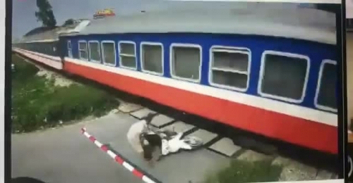 Video: Cú bẻ lái "thần sầu" giúp người đàn ông thoát chết sau khi cố vượt barie