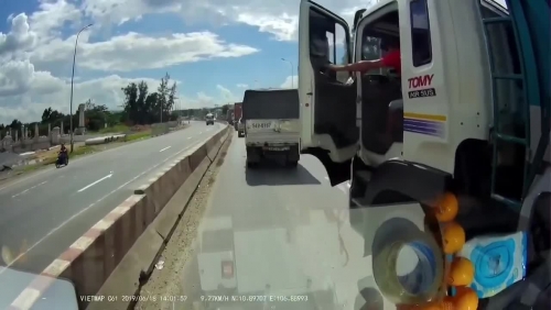 Video: Tài xế xe tải bất ngờ chặn đầu ô tô khác, cầm cờ lê lao tới xử đối thủ