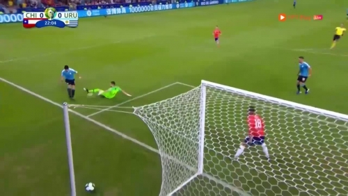 Chưa từng có trong lịch sử bóng đá: Suarez đòi penalty vì bóng chạm tay... thủ môn