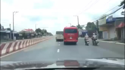 video o to khach lang lach