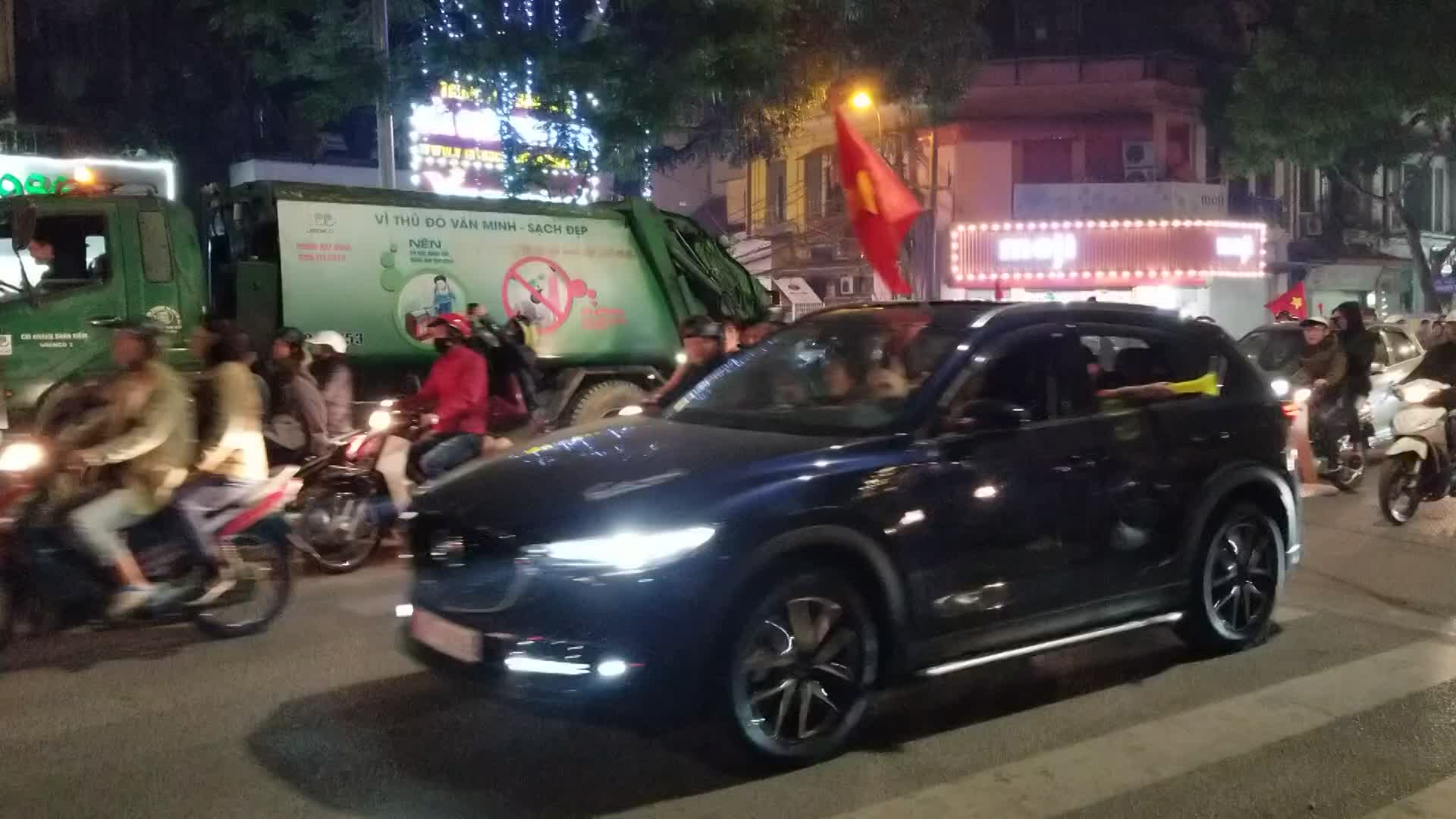 Hà Nội như bùng nổ khi hàng ngàn người đổ xô ăn mừng U22 Việt Nam vô địch SEA Games 30 ha noi nhu bung no khi hang ngan nguoi do xo an mung u22 viet nam vo dich sea games 30