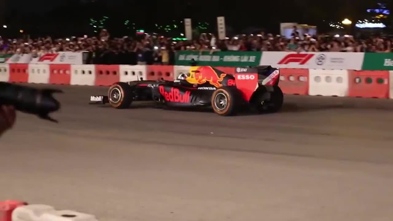 Video: ຕະລຶງເຫັນການດຣີບ "drift"ສົດໆ ລົດສູດໜຶ່ງ ແບບສຸດຍອດ ຢູ່ ຮ່າໂນ້ຍ