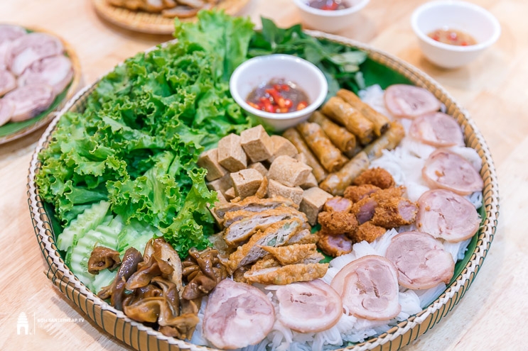 បិនដូវនំបញ្ចុកជ្រលក់ទឹកកាពិរសជាតិប្លែកមាត់អស់ស្ទះ