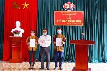 មហាជនឆ្នើមពីរនាក់ជាជនជាតិ Chut ត្រូវបានចូលជាបក្ខជន បក្សកុម្មុយនិស្តវៀតណាម