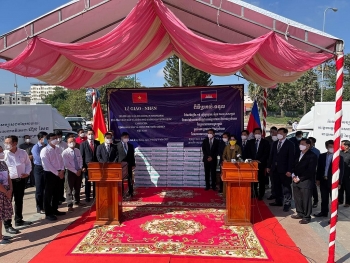 វៀតណាមទទួលវ៉ាក់សាំងចំនួន ២០០,០០០ ដូស ដែលឧបត្ថម្ភដោយកម្ពុជា
