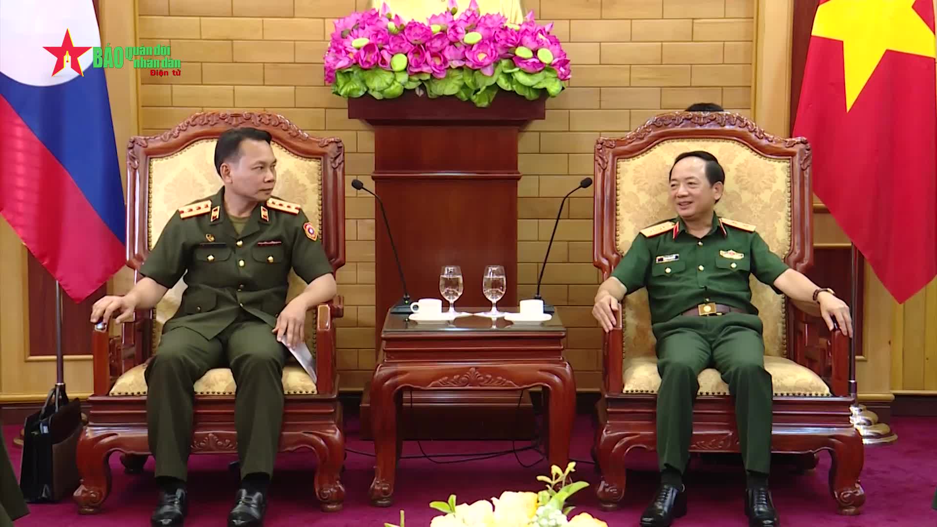 Video: ພົນຕີ ຈິ້ງວັນກວຽດ ຕ້ອນຮັບສະຫາຍ ພັນເອກ ໂສພາວັນ ທຳມະເທວາ